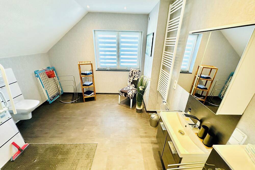 Ganze Wohnung, Helle große Ferienwohnung mit Balkon & Klimaanlage am Langer See in Prieros in Prieros, Heidesee