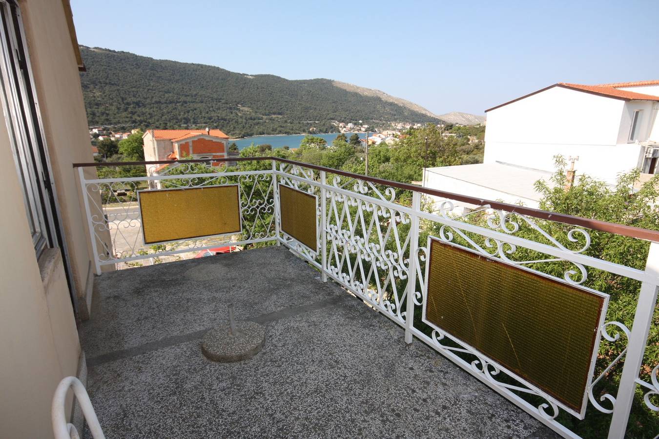 Ganze Wohnung, 3-Zimmer-Ferienwohnung mit Terrasse und Meerblick Grebastica, Sibenik A-6103-a in Grebastica, Šibenik-Knin