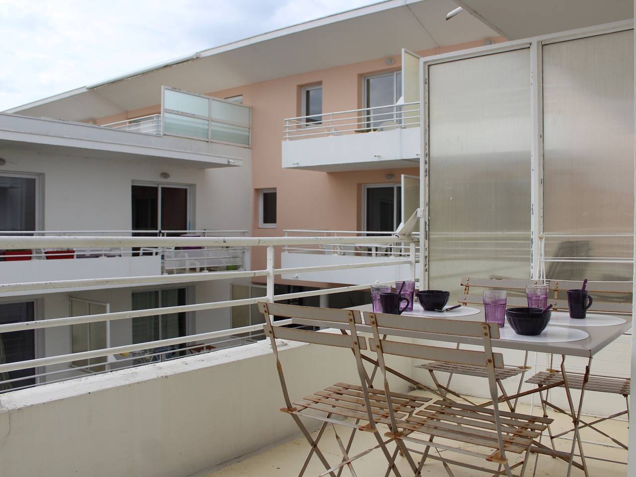 Appartement entier, Appartement T2 avec balcon, parking et piscine, proche commodités in La Rochelle, Région de La Rochelle