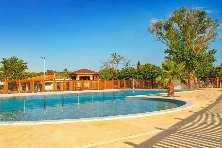 Camping pour 6 personnes, avec bassin pour enfant ainsi que jardin et piscine à Port-la-Nouvelle - 4