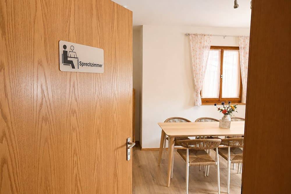 Ganze Wohnung, Praxis Löwenzahn, ehemalige Landarztpraxis im Fränkischen Seenland - 6 Personen in Westheim (Bayern), Romantische Straße