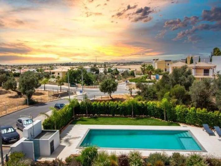 Casa de férias para 6 pessoas, com jardim e vista e ainda piscina em Pêra