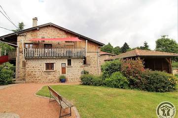 Gîte pour 9 personnes, avec terrasse et jardin ainsi que jacuzzi et piscine à Poule-les-Écharmeaux