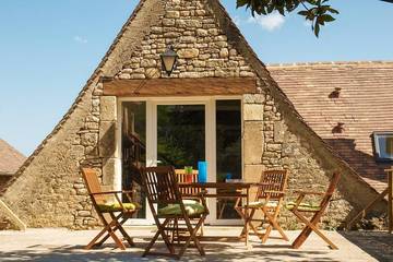 Gîte pour 5 personnes, avec piscine ainsi que terrasse et jardin à Peyzac-le-Moustier