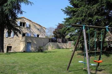 Location de vacances pour 8 personnes, avec jardin à Vesseaux