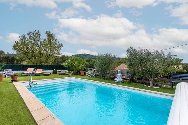 Appartement de vacances pour 4 personnes, avec jardin ainsi que terrasse et piscine, animaux acceptés
