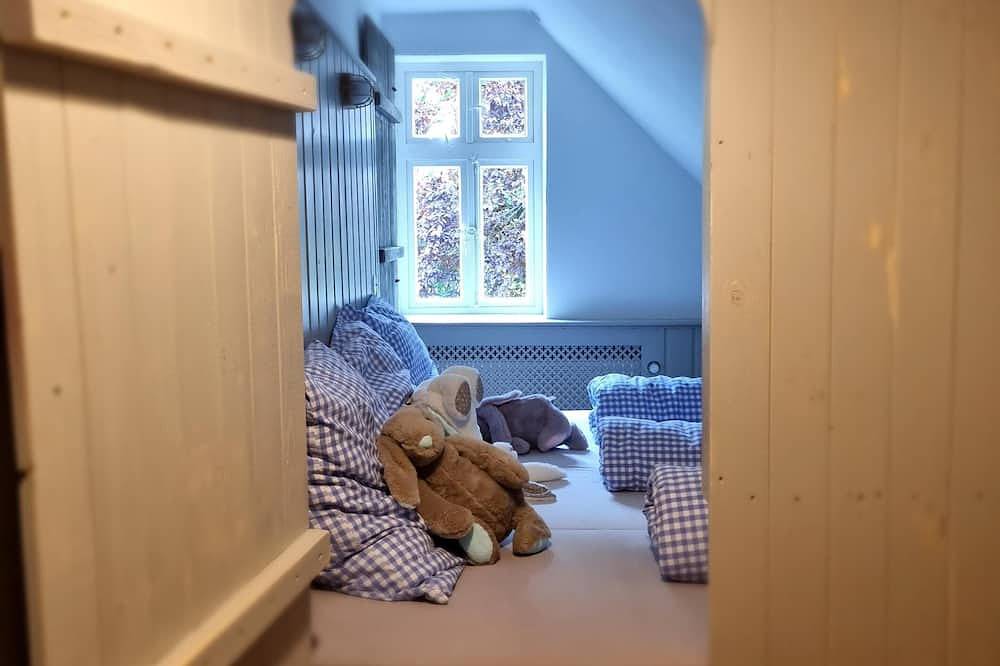 Ganze Wohnung, Alte Schule Jarnsen Oberstübchen mit Balkon in Lachendorf, Landkreis Celle