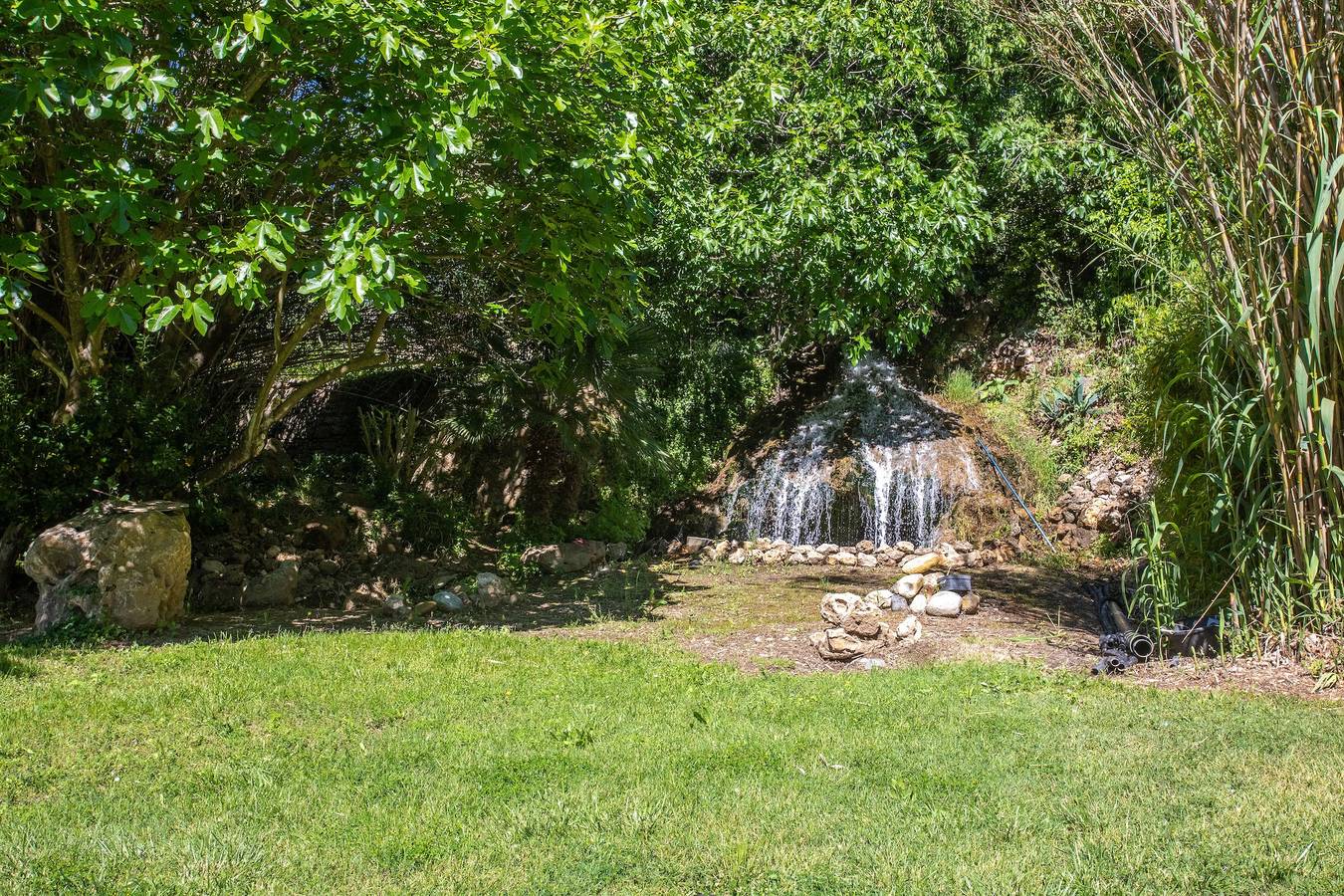 Domaine Saint Amour – Gîte La Cascade im 2 ha großen Anwesen mit See, Wasserfall & Pool in Trans-en-Provence, Draguignan Region