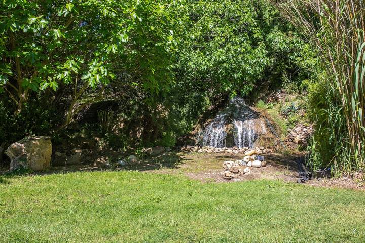 Domaine Saint Amour – Gîte La Cascade nel cuore di 2 ettari con lago, cascata e piscina in Trans-en-Provence, Draguignan e dintorni