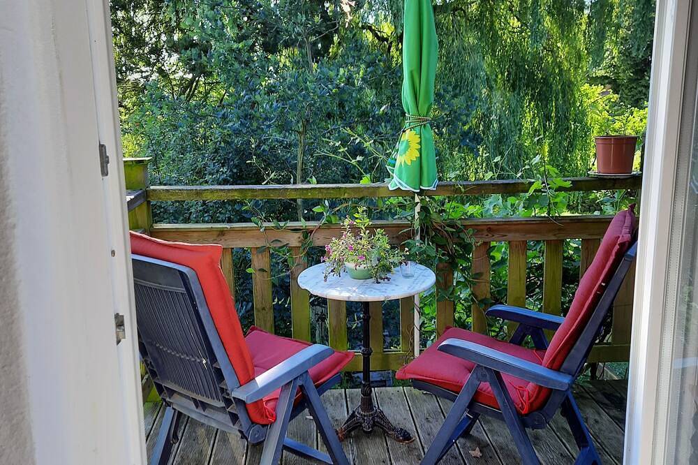 Ganze Wohnung, Kleine Ferienwohnung mit Balkon \nim Dachgeschoss eines ehemaligen Bauerhofes. in Wankendorf, Südliche Ostseeküste