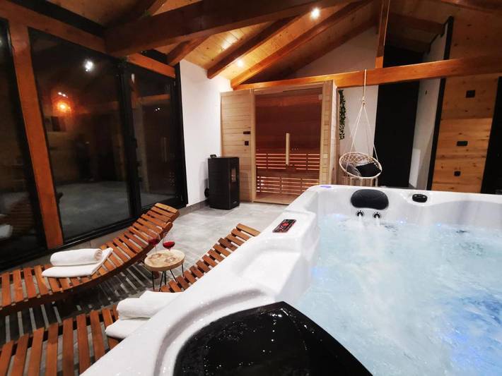 Ferienhaus für 6 Personen, mit Balkon und Whirlpool sowie Terrasse und Garten in Klanac