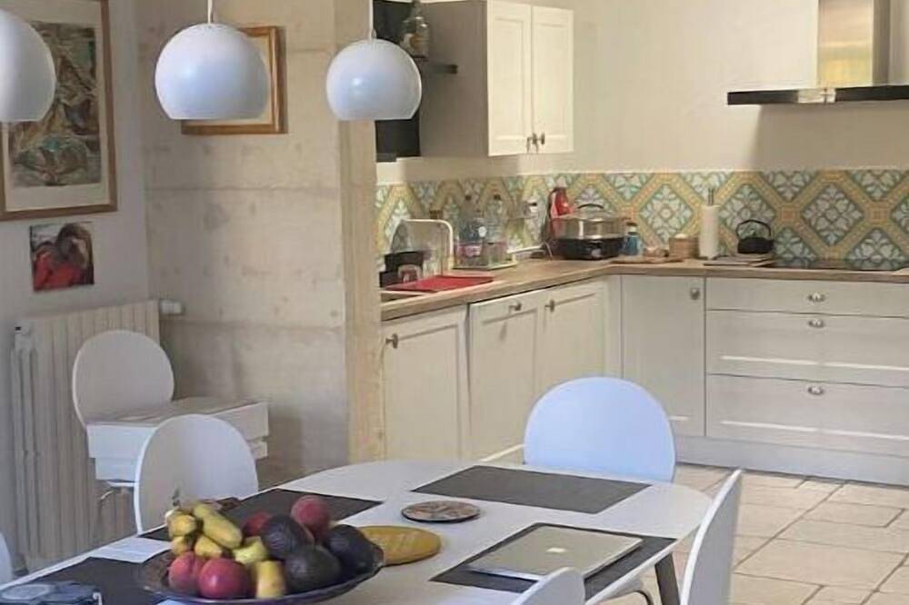 Maison chaleureuse avec parking gratuit à 50 m in Cognac, Charente