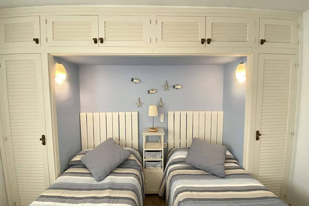 Entire apartment, 1km from the beach, magnificent sea view, swimming pool, parking and Wifi in Sant Feliu de Guíxols, Costa Brava