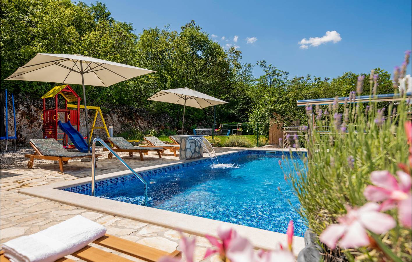 Charmante 200 m² große Wohnung mit Pool und Terrasse, 1,5 km vom Fluss entfernt in Imotski, Makarska Riviera