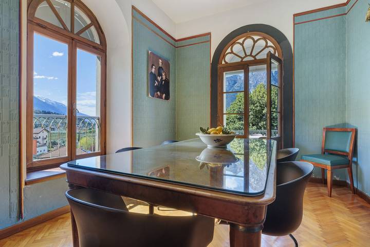 Geheel appartement, Historische woning met loggia en uitzicht op het meer in Riva del Garda in Riva del Garda, Garda Bergen