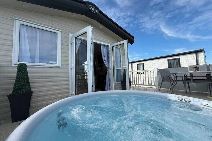 Chalet for 8 people, with Balcony and Hot tub in Ingoldmells