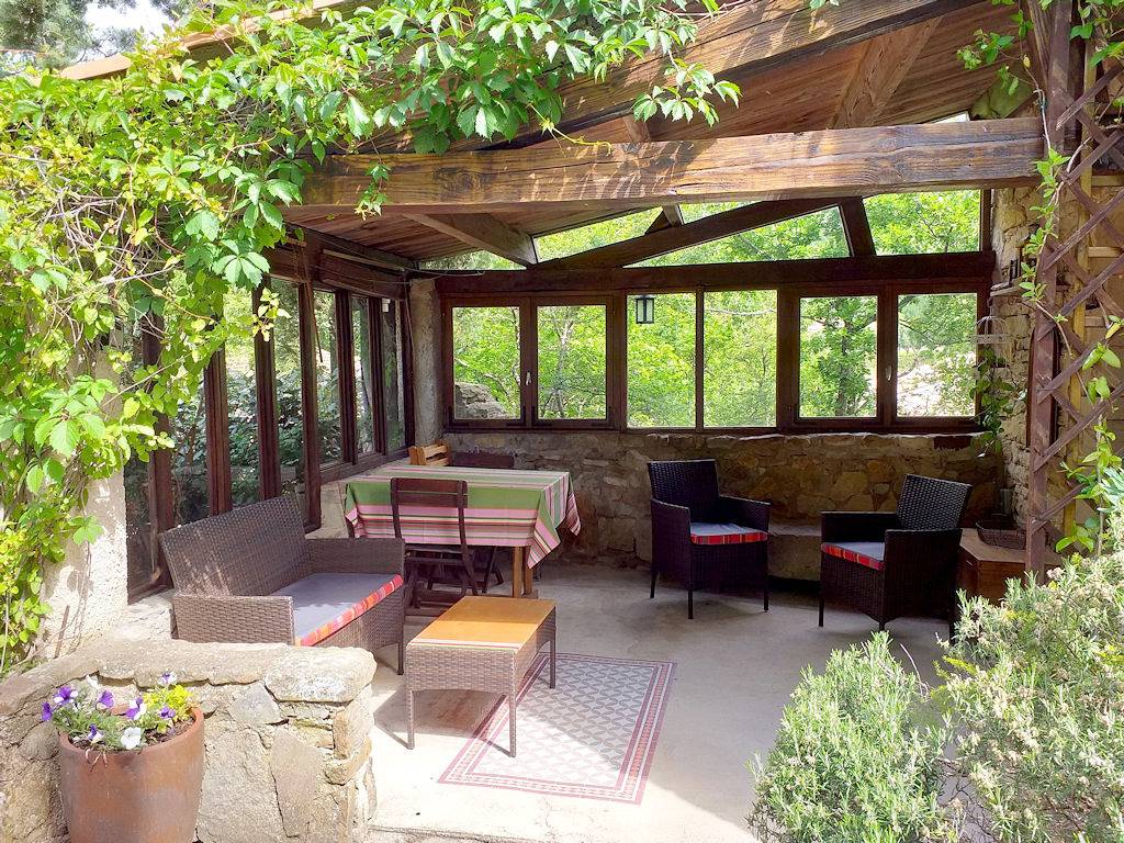 Gîte l'Aire : jardin et piscine, parking privé in Saint-Privat, Région de Lodève