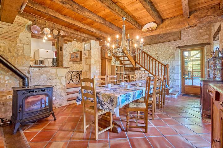 Location de vacances pour 12 personnes, avec jardin ainsi que terrasse et piscine, animaux acceptés à Thénac - 2