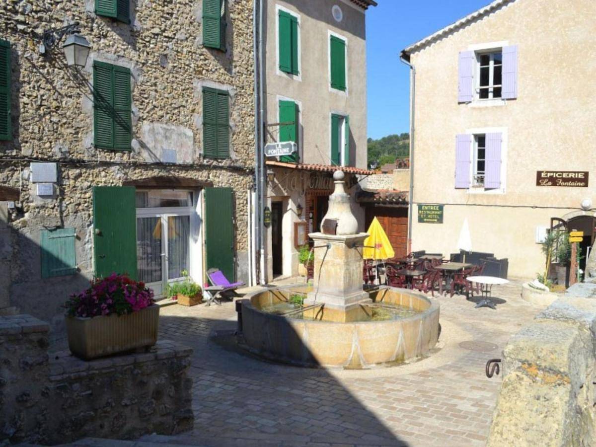 Basic Double Room with Shared Bathroom in Saint-Martin-de-Brômes, Alpes-de-Haute-Provence