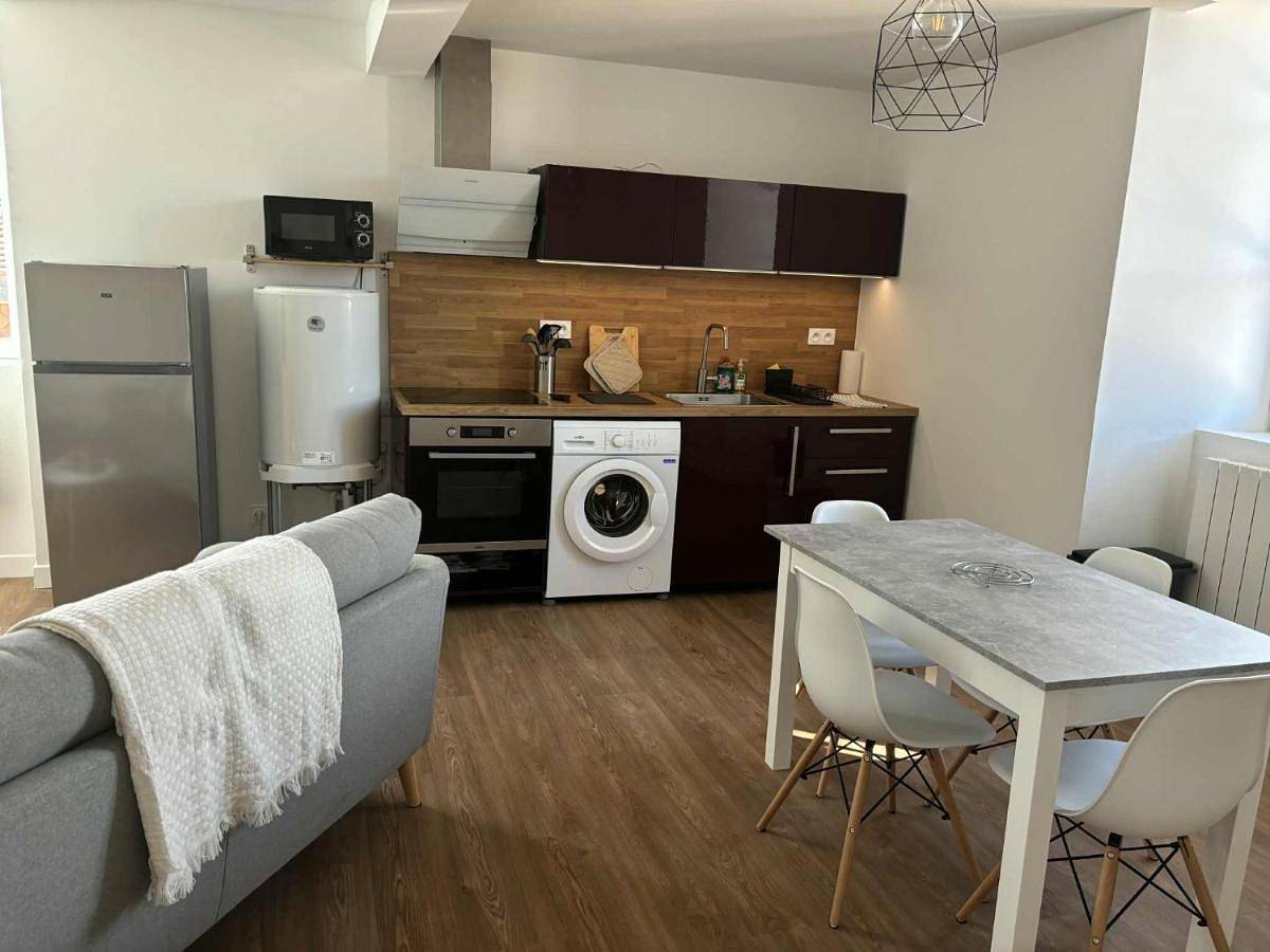 Appartement entier, Appartement moderne proche de l'autoroute in Combronde, Parc naturel régional des Volcans d'Auvergne