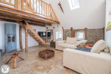 Gîte pour 9 personnes, avec terrasse ainsi que jardin et sauna à Saint-Sauves-d'Auvergne