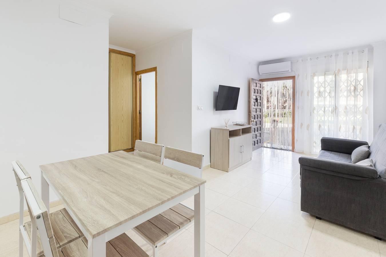 Entire apartment, Apartment 'Eurovosa Vistas Al Mar' with Shared Pool, Shared Garden and Air Conditioning in San Javier, Costa Cálida