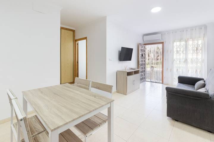 Apartamento entero, Apartamento 'Eurovosa Vistas Al Mar' con piscina compartida, jardín compartido y aire acondicionado. in Playa El Arenal/Playa Pedrucho (La Manga), San Javier