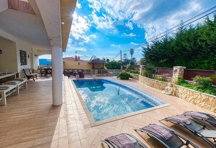 Villa "Costacabana - Villa Madonna", Bergblick, Terrasse, Privater Pool & WLAN in Condado del Jaruco, Lloret de Mar