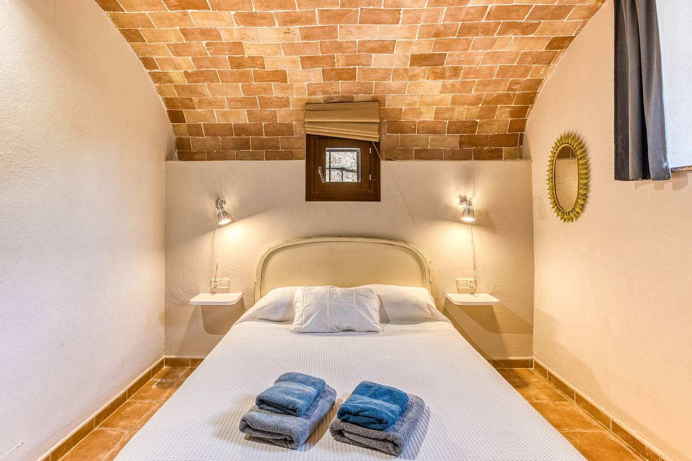 Room 'Salvia' with Shared Pool, Shared Terrace and Wi-Fi in Borrassà, Upper Empordà
