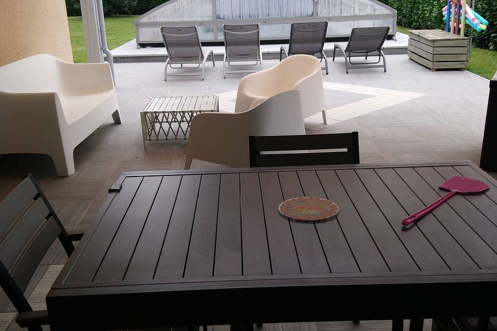 Master bedroom and pool in a quiet country setting in Virazeil, Región de Marmande