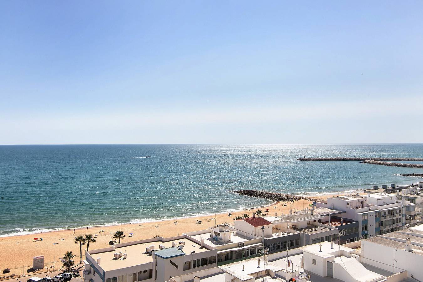 Apartamento inteiro, Apartamento 'Vip T2 em Frente a Praia' com Vista para o Mar, Terraço & Wi-Fi in Cavacos, Quarteira