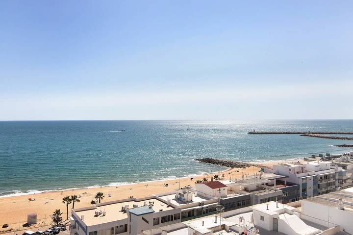 Entire apartment, Apartment 'Vip T2 em Frente a Praia' with Sea View, Terrace & Wi-Fi in Cavacos, Quarteira