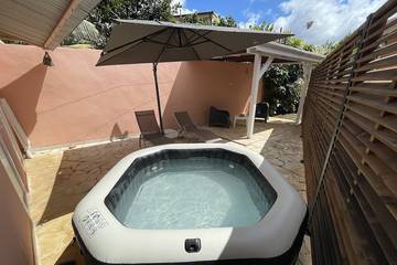 Gîte pour 2 personnes, avec terrasse ainsi que jacuzzi et jardin à Le Lamentin