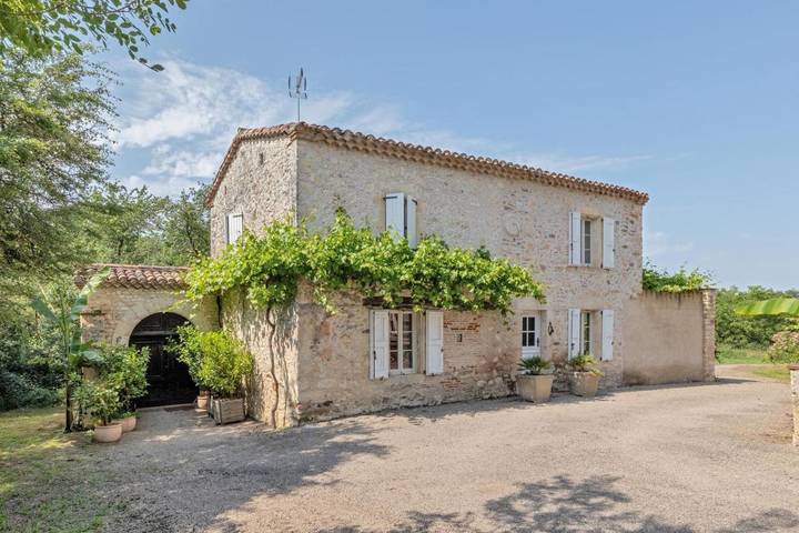 Location de vacances pour 6 personnes, avec jardin ainsi que vue et piscine à Fauch
