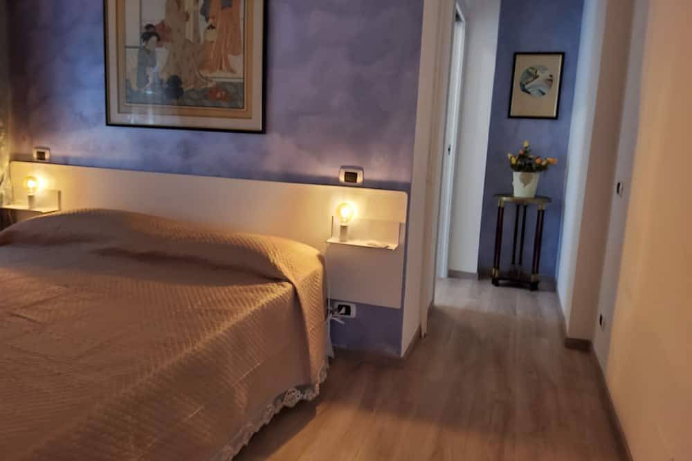 Ganze Wohnung, Courtyard view apartment (in B & B) has other rooms if desired  in Ostia, Rom