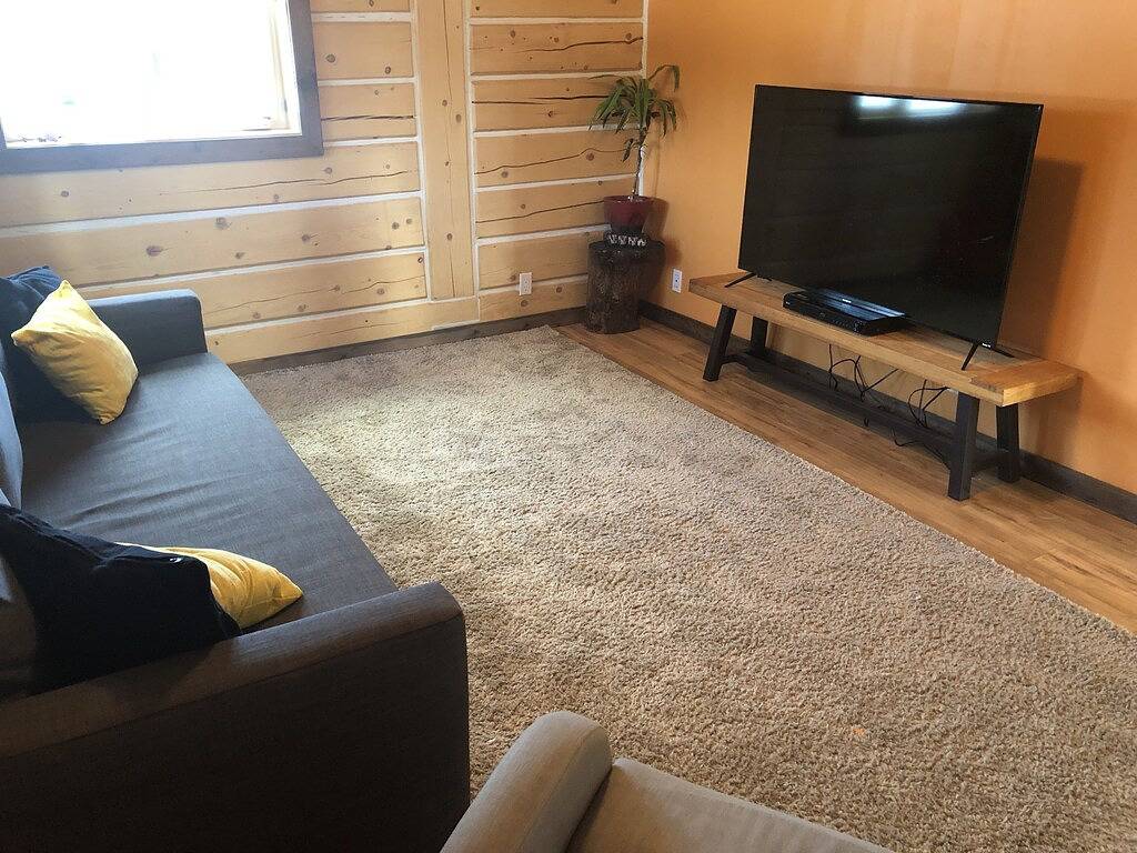 Beautiful relaxing Log Chalet with amazing view of Saint-Elias Mountain range. in Yukon