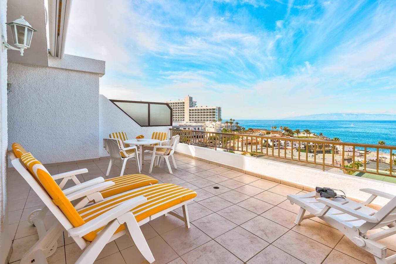 Apartamento entero, Apartamento vacacional "Los Gigantes Sea View" cerca de la playa con piscina compartida y Wi-Fi in Playa de los Guíos, Santiago del Teide