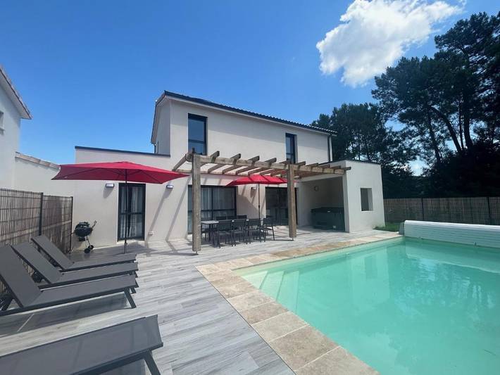 Villa pour 10 personnes, avec jardin et terrasse ainsi que jacuzzi et piscine