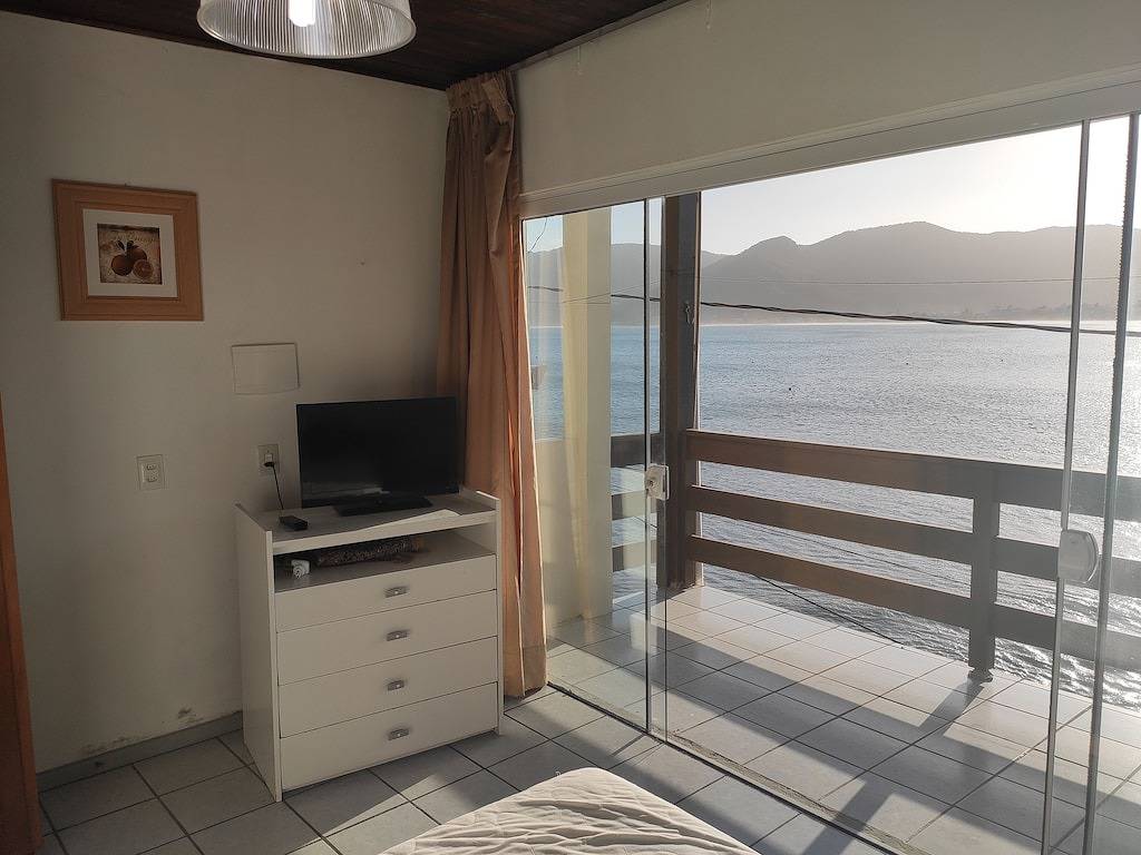Schönes 3-Zimmer-Haus auf das Meer am Strand in Florianopolis mit Blick auf in Florianópolis, Litoral Catarinense