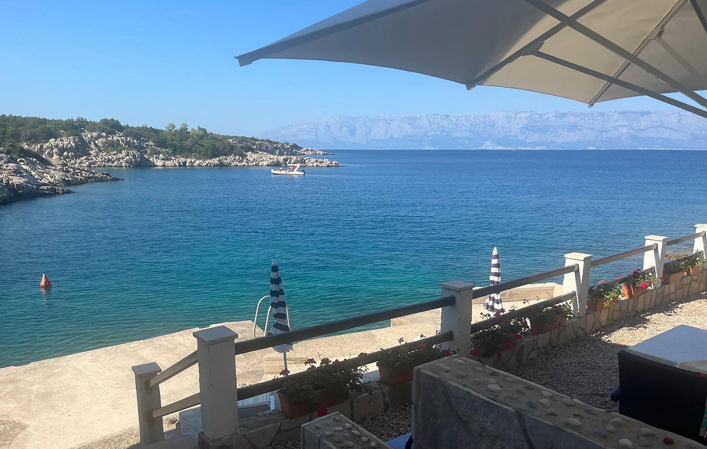 Geräumige 200 m² große Wohnung mit Terrasse, Parkplatz und WLAN – 100 m von der Küste entfernt in Hvar