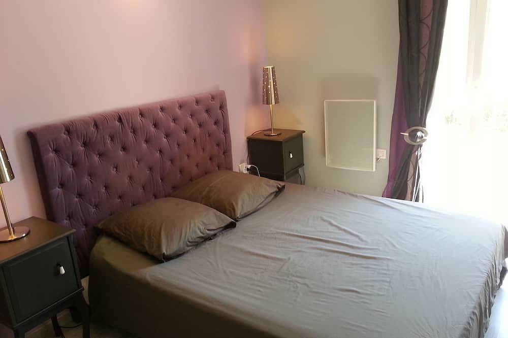 Villa les Lauriers Roses heated pool 10 min Avignon in Tavel, Region de Nimes