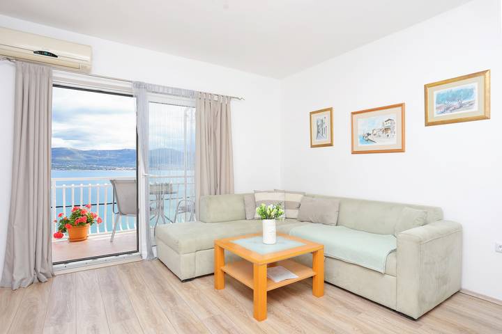 Apartament wakacyjny dla 6 osób, z Balkon/ taras w Arbanija