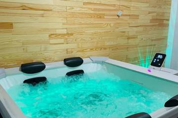 Gîte pour 4 personnes, avec jardin et jacuzzi à Broons
