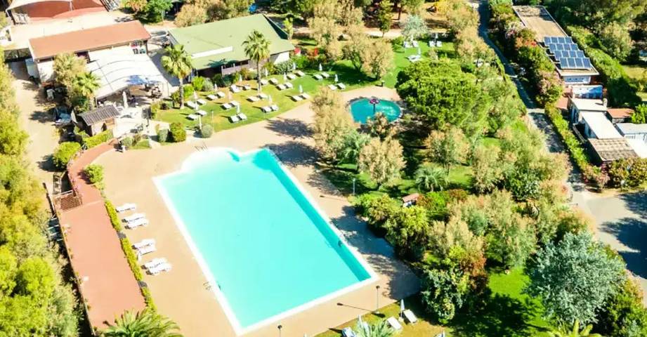 Camping für 4 Personen, mit Terrasse in Cecina