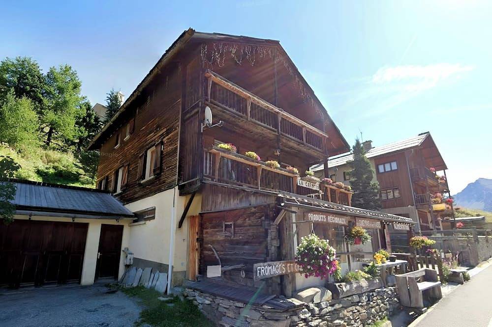 Entire apartment, Casa-La Carotto Appartement pour 6 dans chalet in Saint-Véran, Queyras