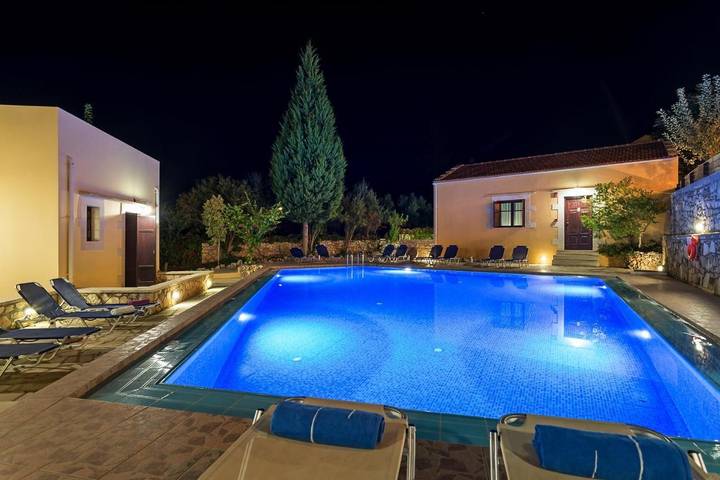 Appart’hôtel pour 3 personnes, avec vue ainsi que jardin et piscine, animaux acceptés