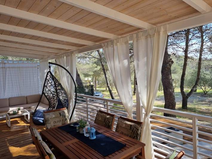 Camping für 8 Personen, mit Terrasse und Garten sowie Ausblick in Jezera