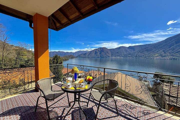Ferienwohnung für 6 Personen, mit Balkon und Terrasse sowie Kinderpool und Seeblick in Sala Comacina