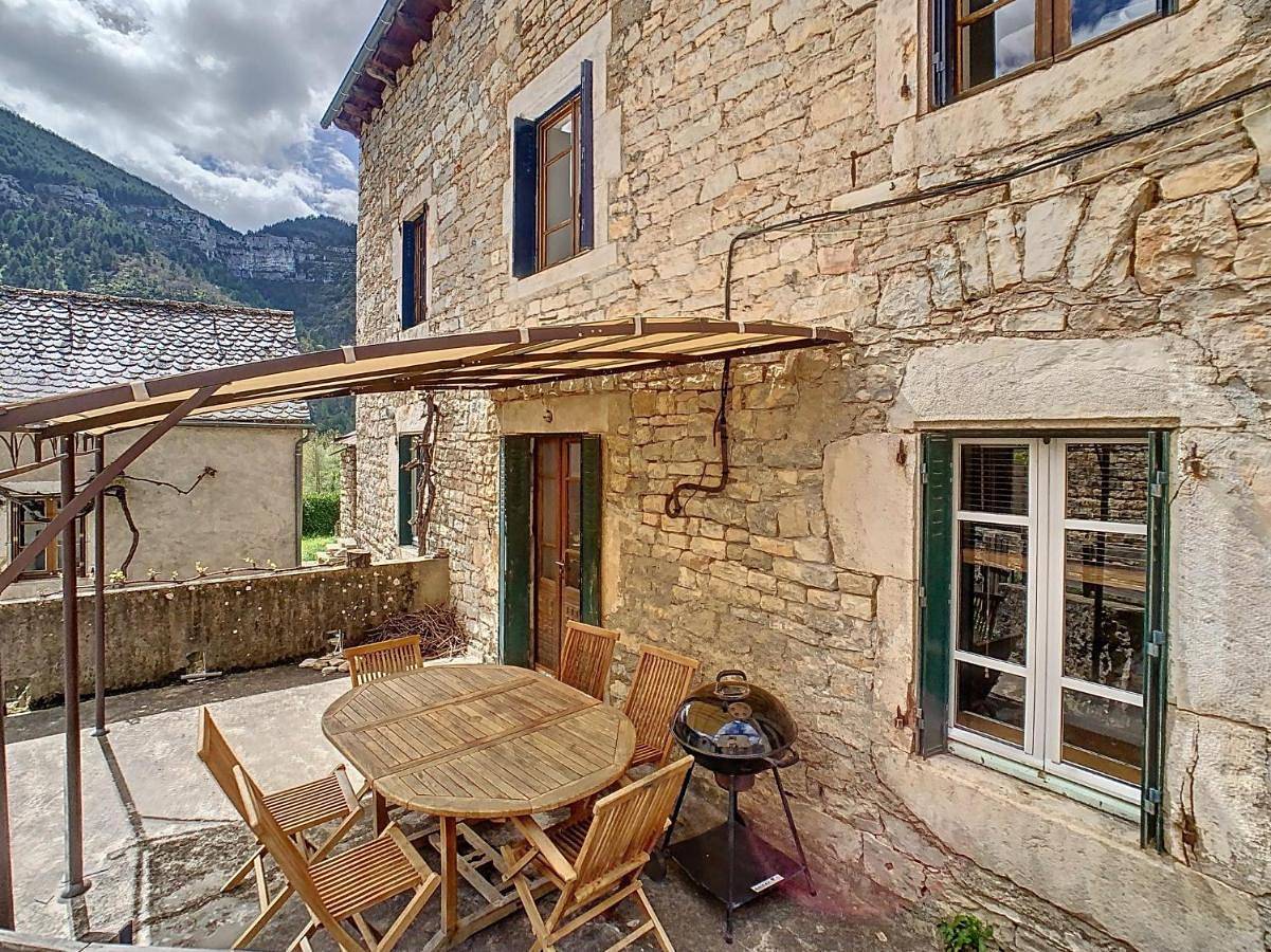 Gorges du Tarn gîte en pierres avec terrasse in Quézac, Parc national des Cévennes