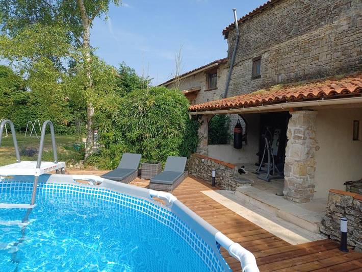 Gîte pour 6 personnes, avec jardin et piscine à Saint-Macoux